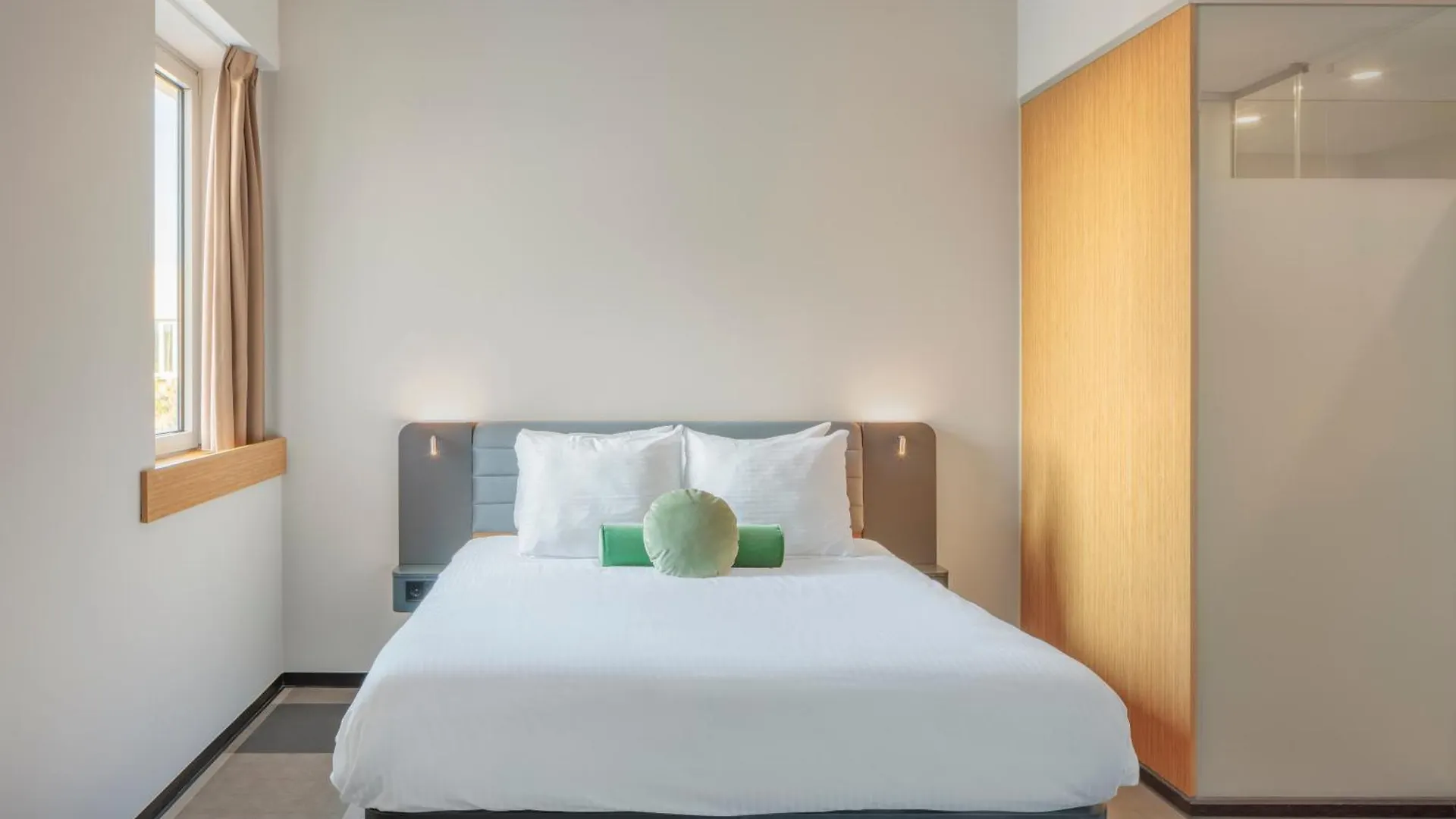 Maxhotel Amsterdam Airport Schiphol - Recently Renovated Hoofddorp
