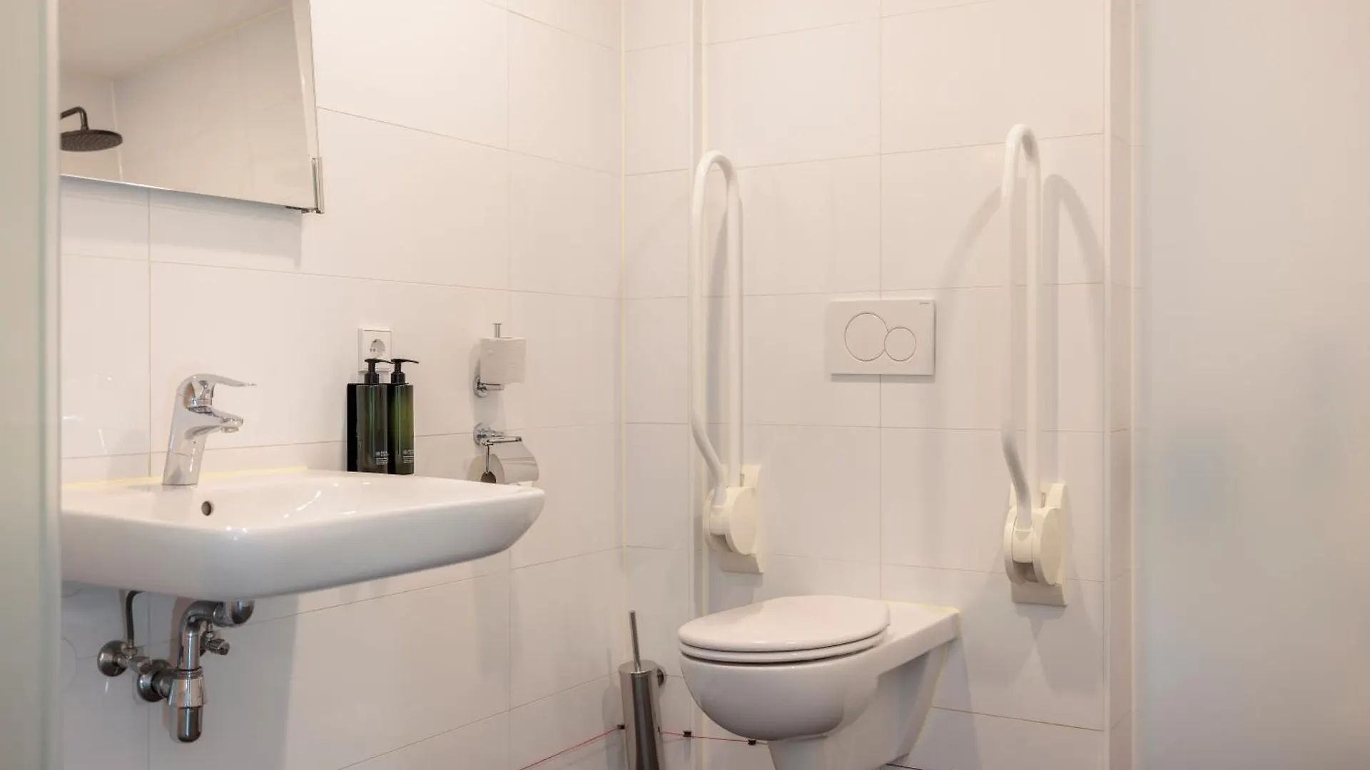 Maxhotel Amsterdam Airport Schiphol - Recently Renovated Hoofddorp