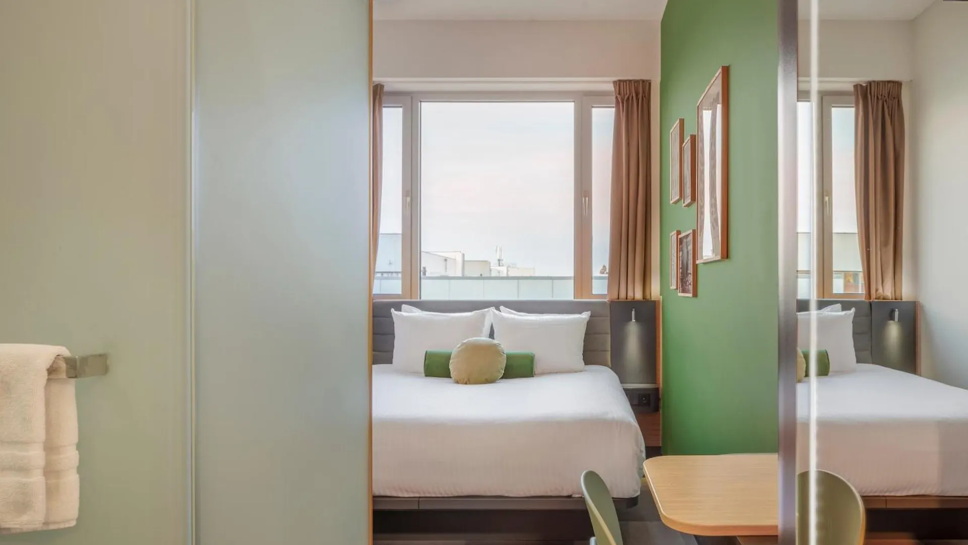 Maxhotel Amsterdam Airport Schiphol - Recently Renovated Hoofddorp Hotel