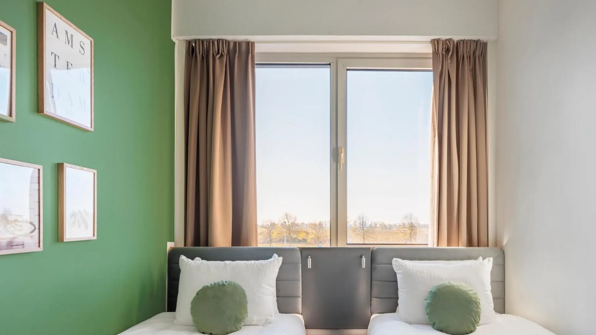 Отель Maxhotel Amsterdam Airport Schiphol - Recently Renovated Хоофддорп