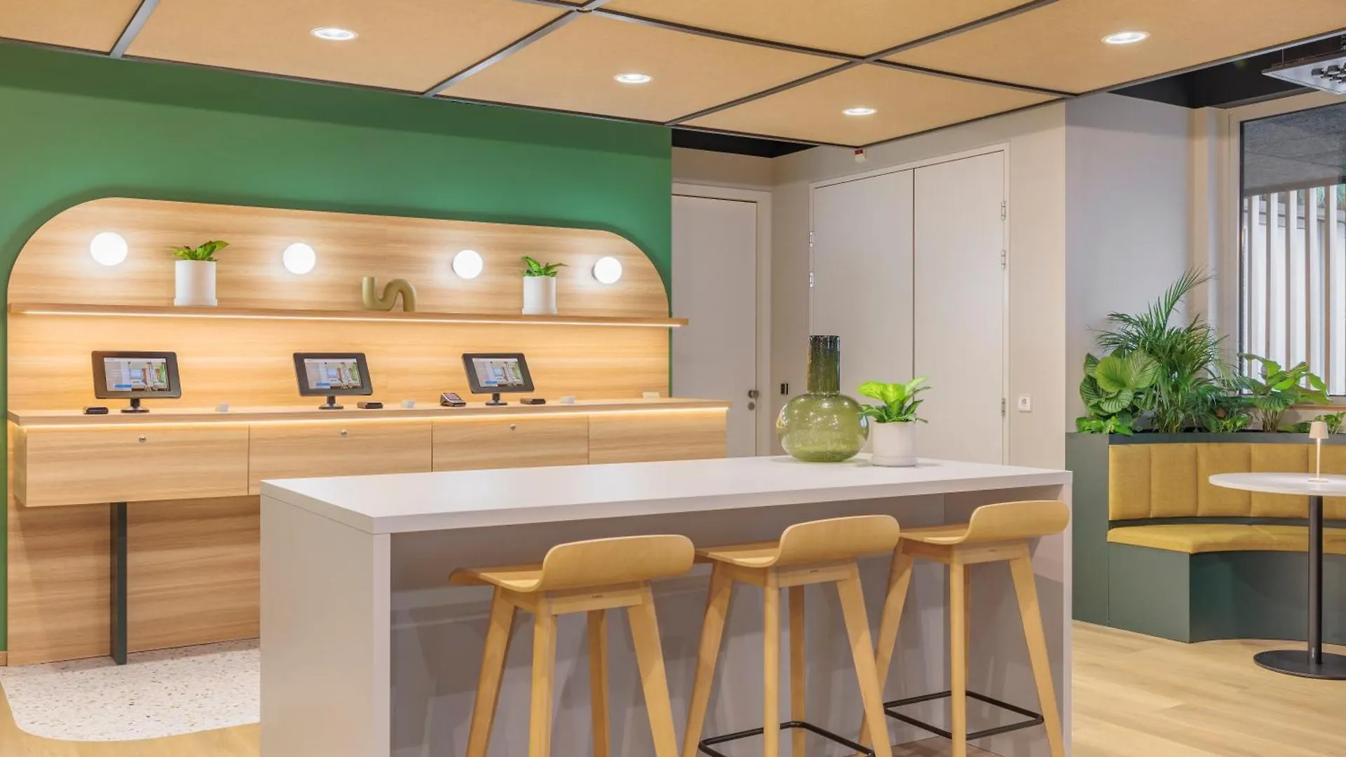 Отель Maxhotel Amsterdam Airport Schiphol - Recently Renovated Хоофддорп